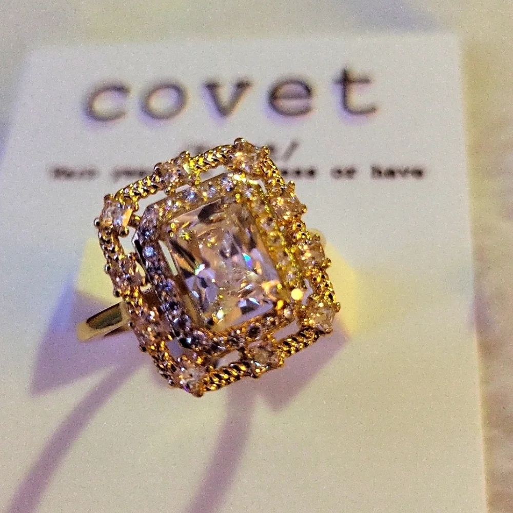 Elegant Gold and White Ring - Picture 1 of 4